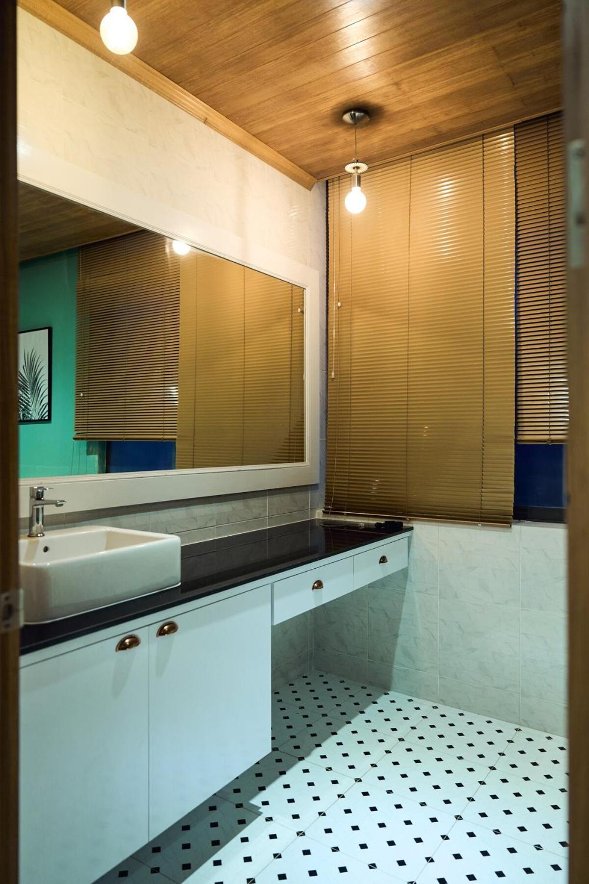 V194 Jacuzzi, Pool Table , Sea View Great Location Villa